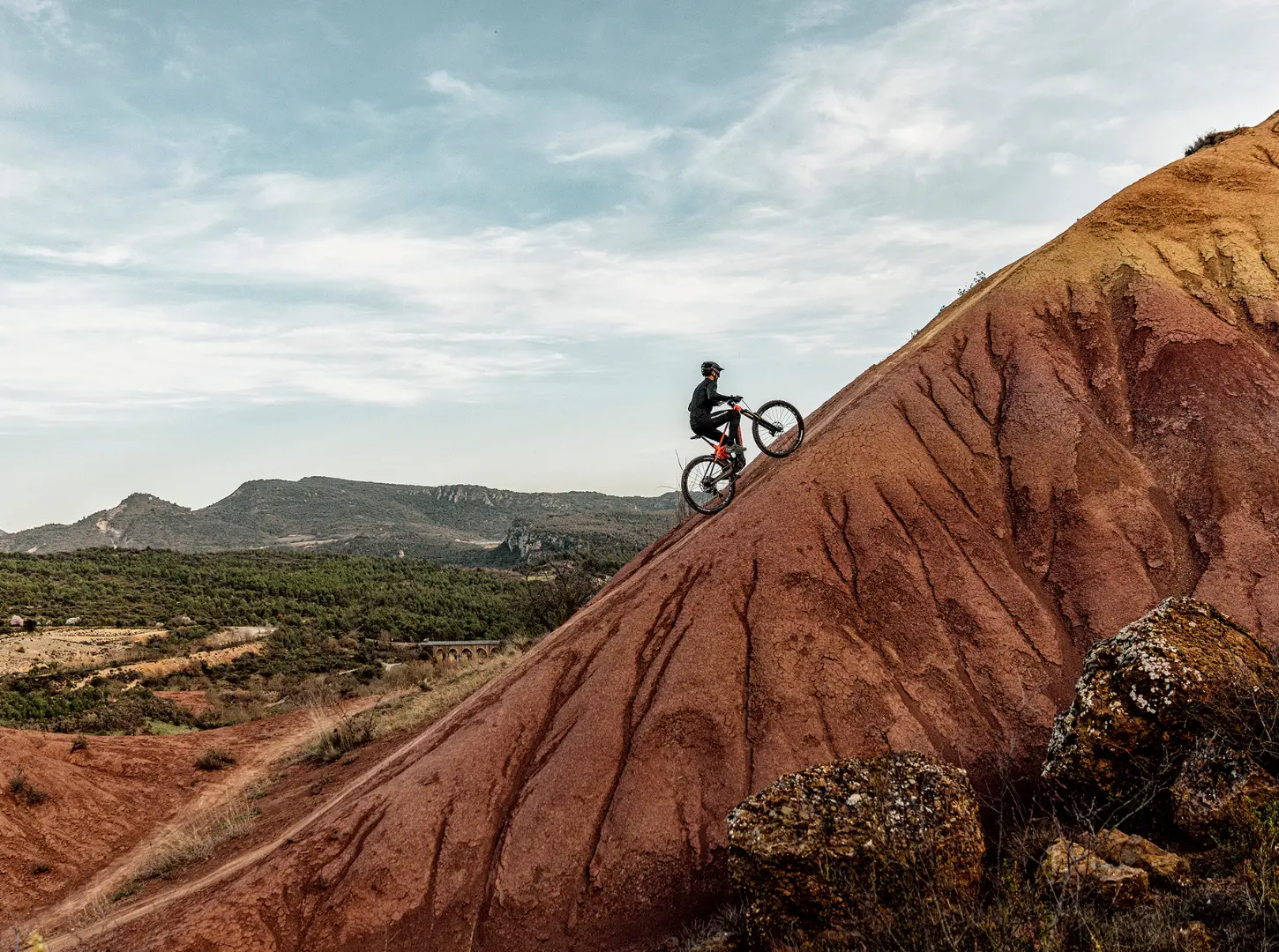 E-MTB Enduro Actionshot E-MTB Enduro Actionshot Uphill auf einem spanischen Berg mit dem Mondraker Crafty