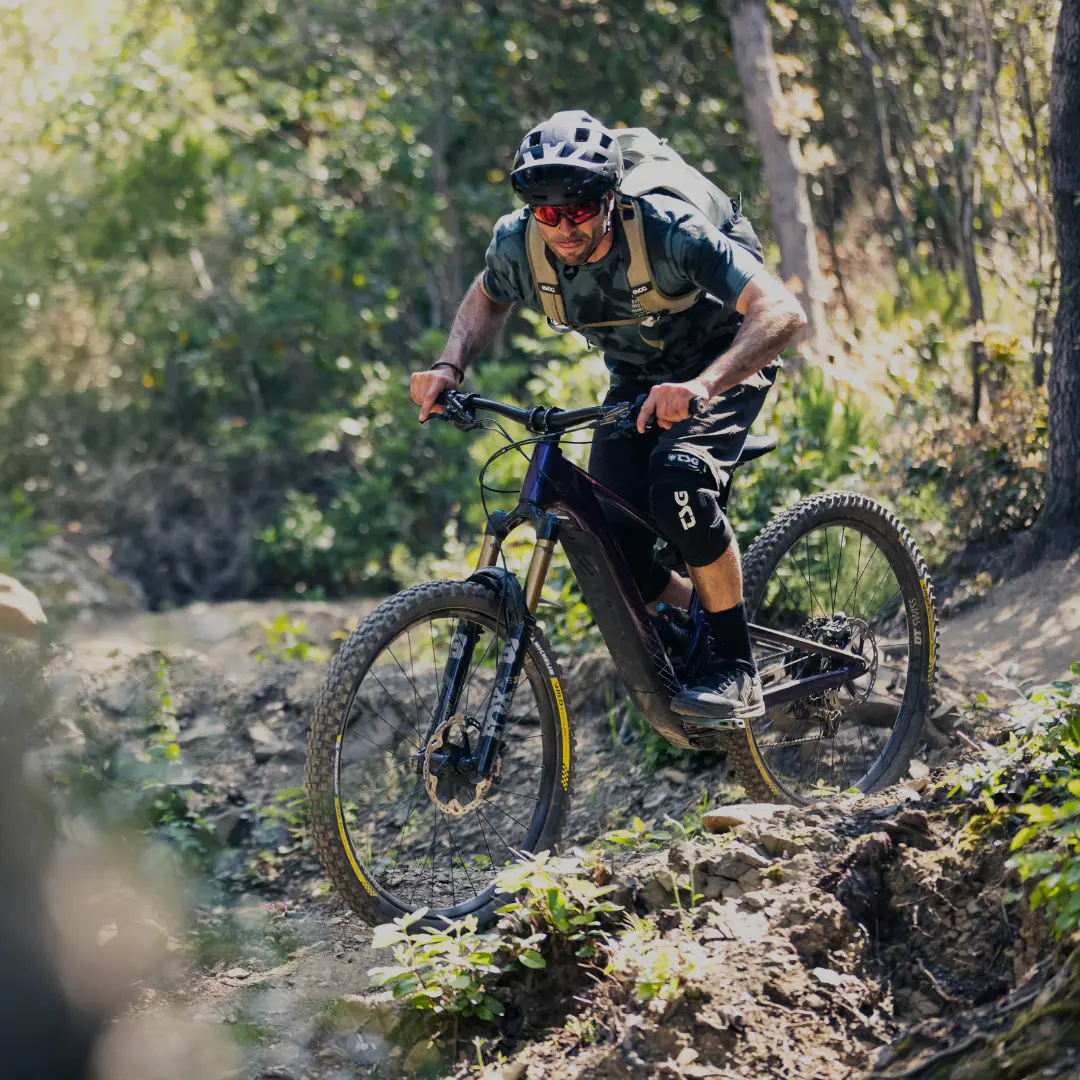 SCOR E-Bikes Mann mit Rucksack auf einem SCOR E-Bike