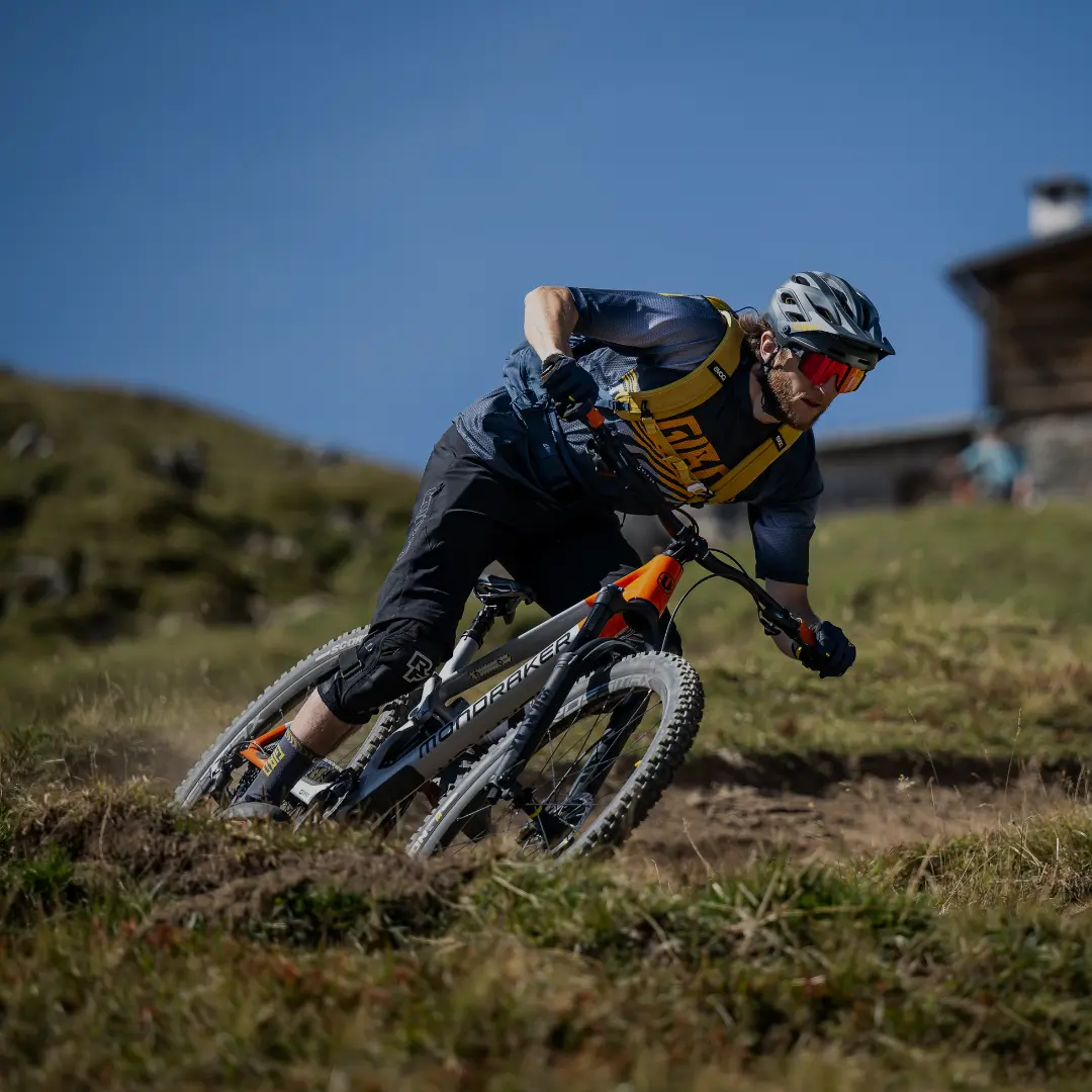 Fully Trailbikes Fahrer auf einem MTB Fully in einem Anlieger