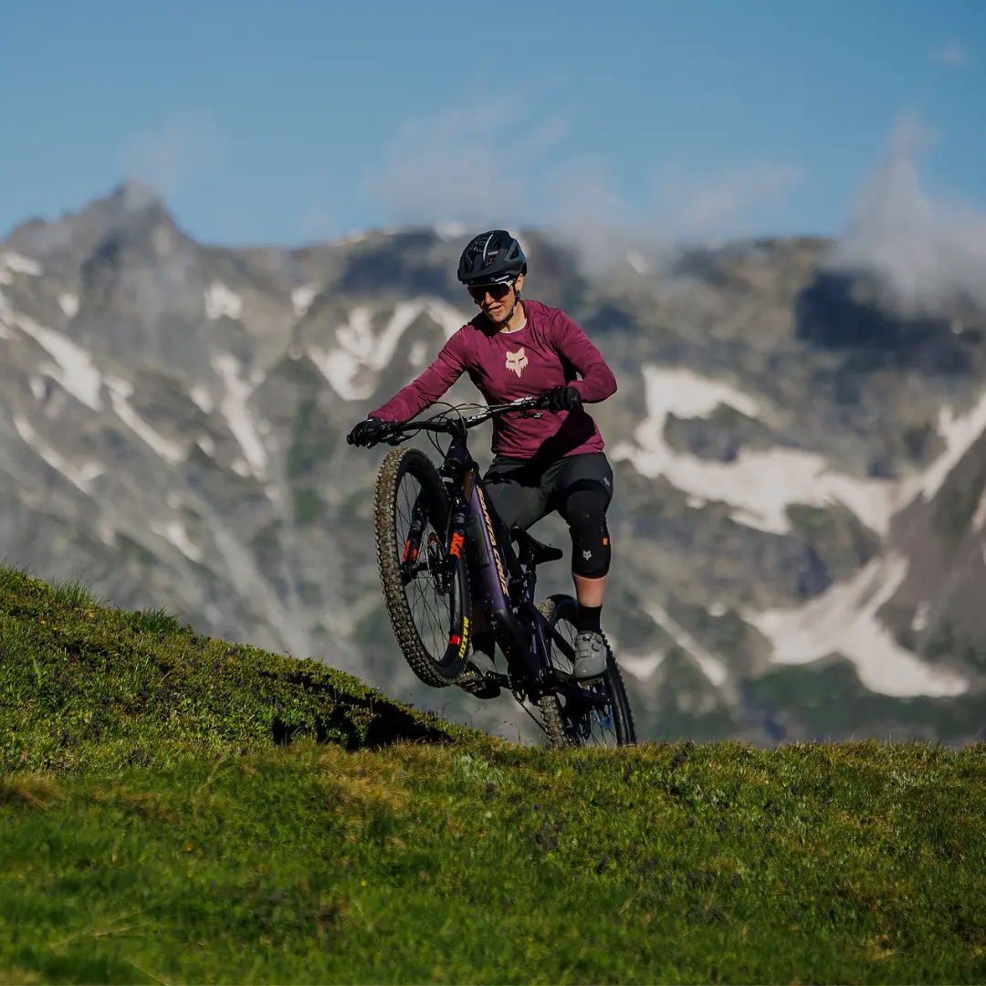 MTB Fully Nina Hoffmann auf einem Santa Cruz MTB Fully in den Bergen