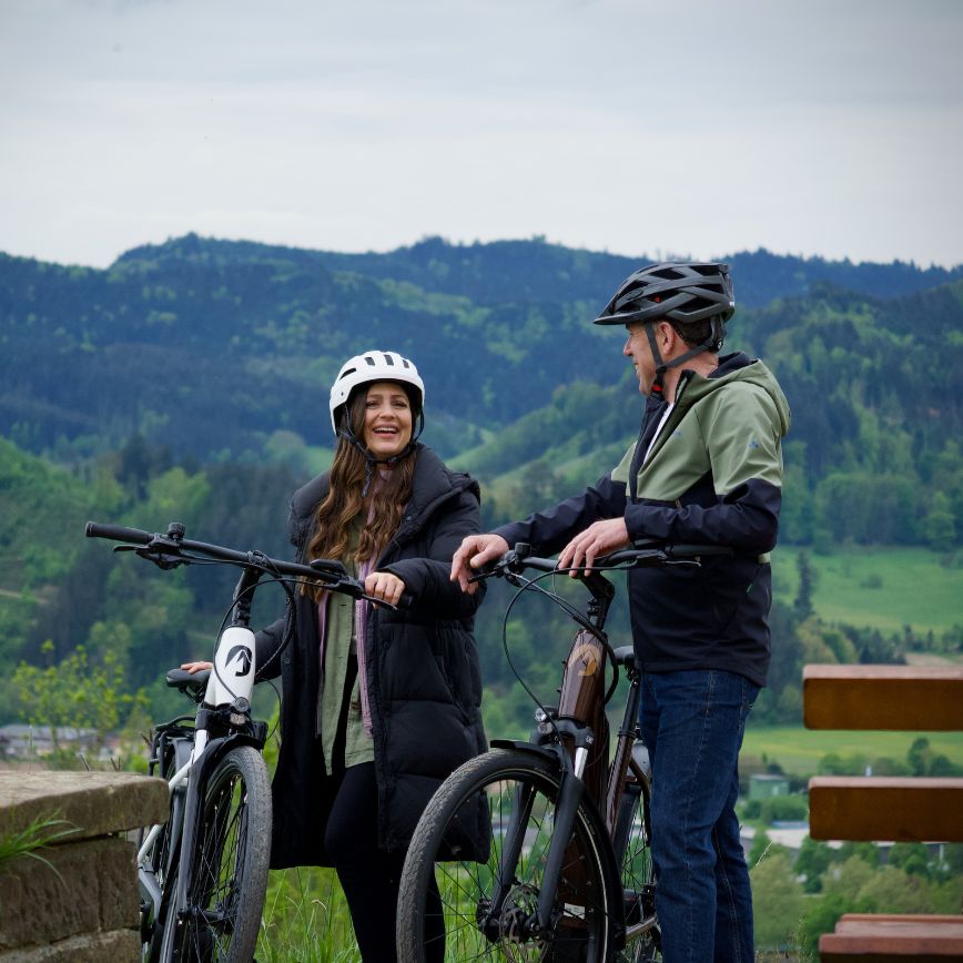 Eigenmarke LIQBike - City E-Bikes Lifestyle Foto mit glücklichen Gesichtern Eigenmarke LIQBike - City E-Bikes Lifestyle Foto mit glücklichen Gesichtern