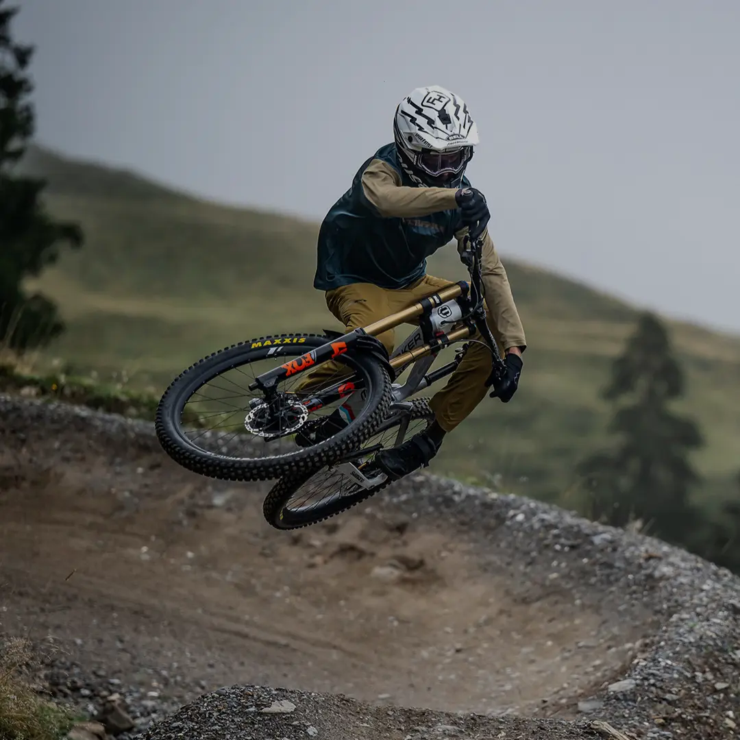 Downhill-Fahrer der einen Table Top macht