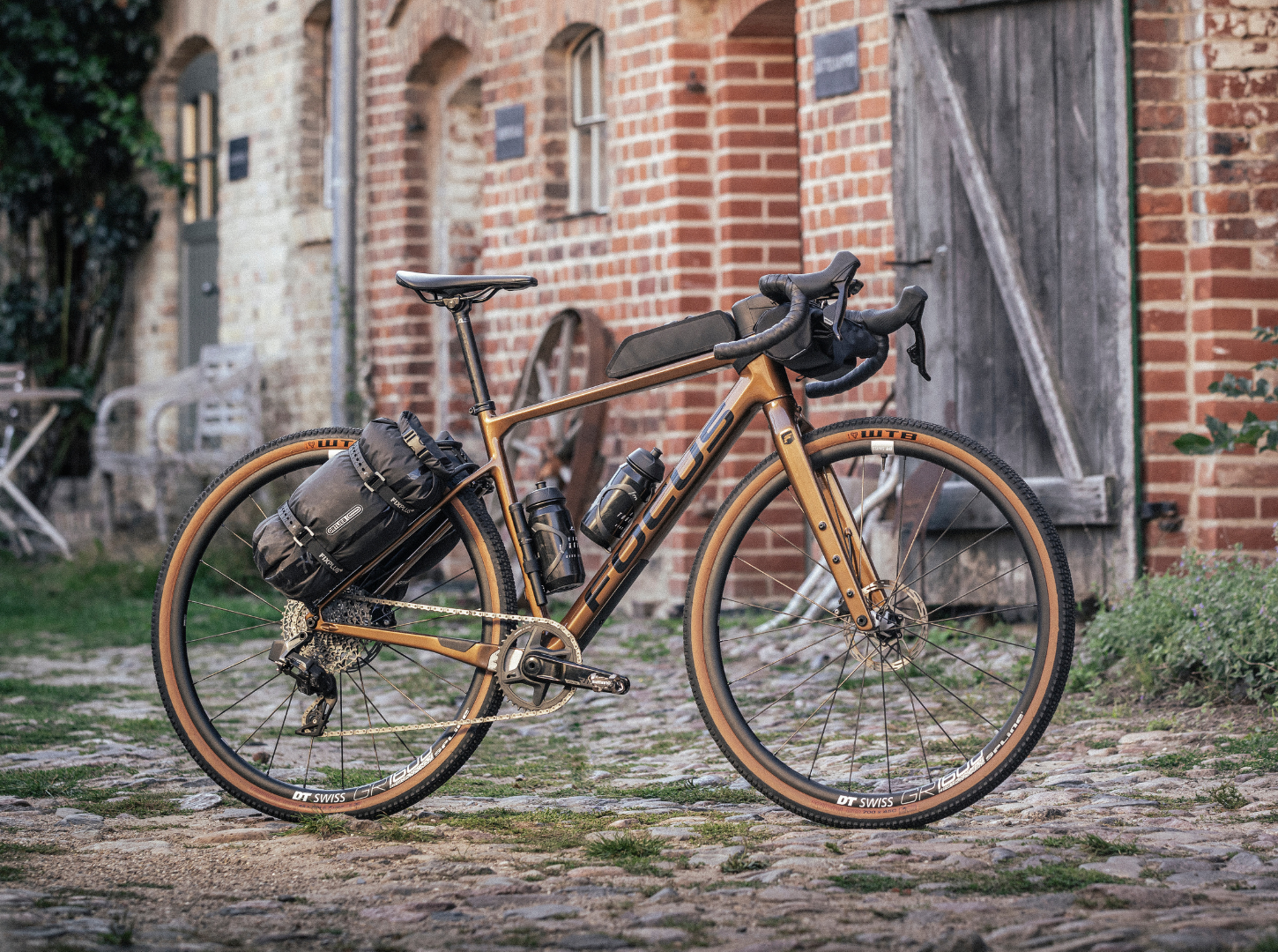 Ausgestattetes Focus Atlas Gravel Bike mit vielen Taschen