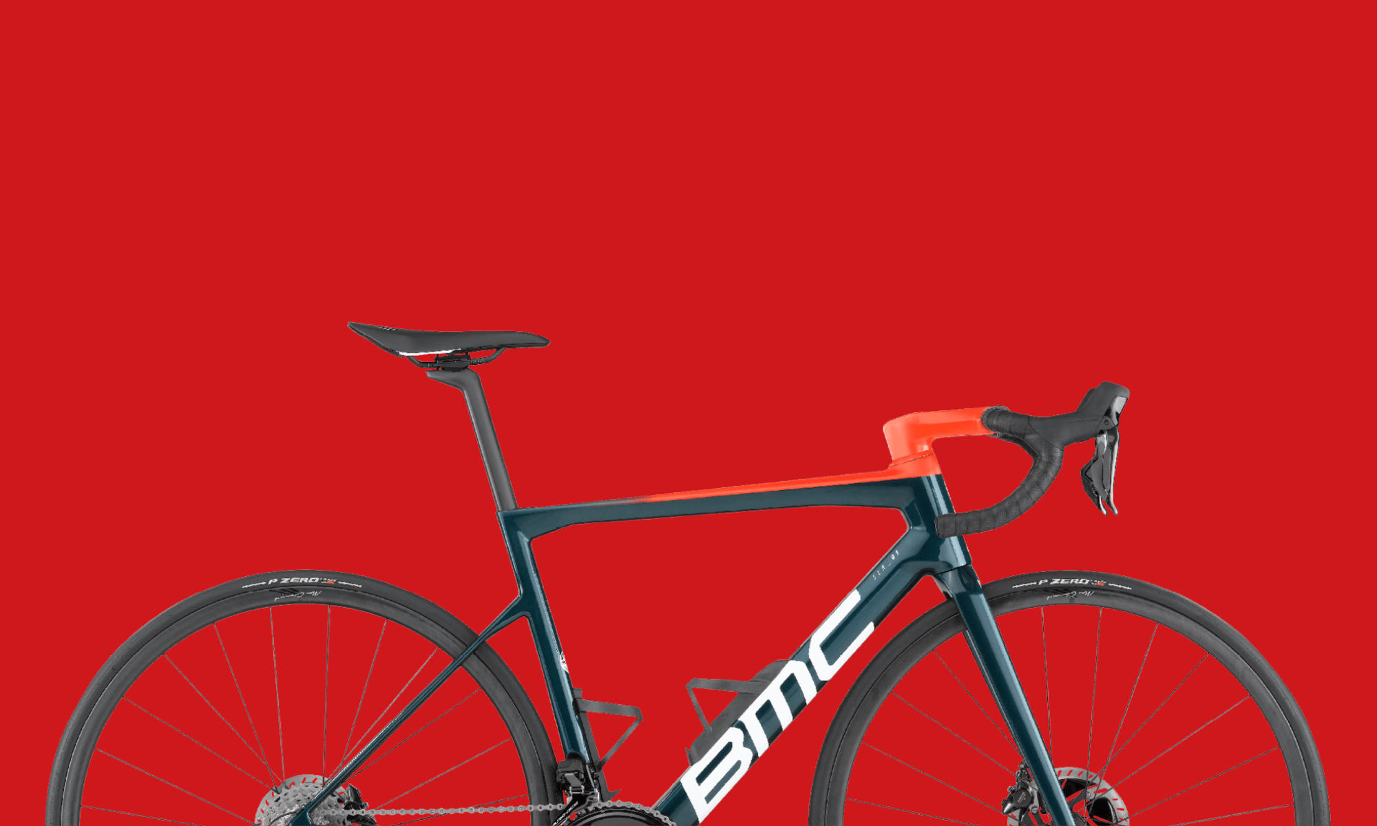 "BMC Aero-Rennrad vor rotem Hintergrund – moderne Geometrie mit integriertem Cockpit und auffälligem Farbverlauf von Schwarz zu Rot.
