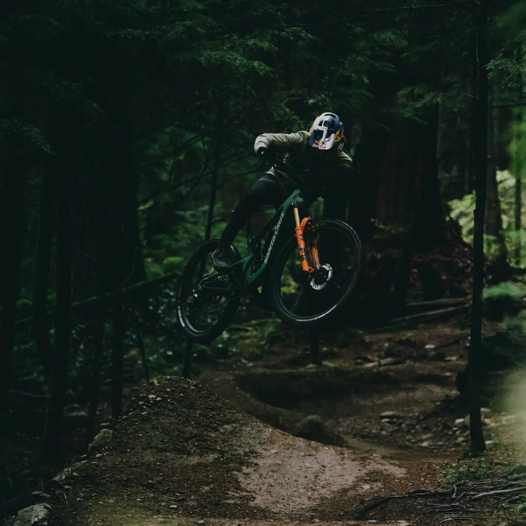 Enduro Bikes Jackson Goldstone auf seinem 5010 Enduro Bike