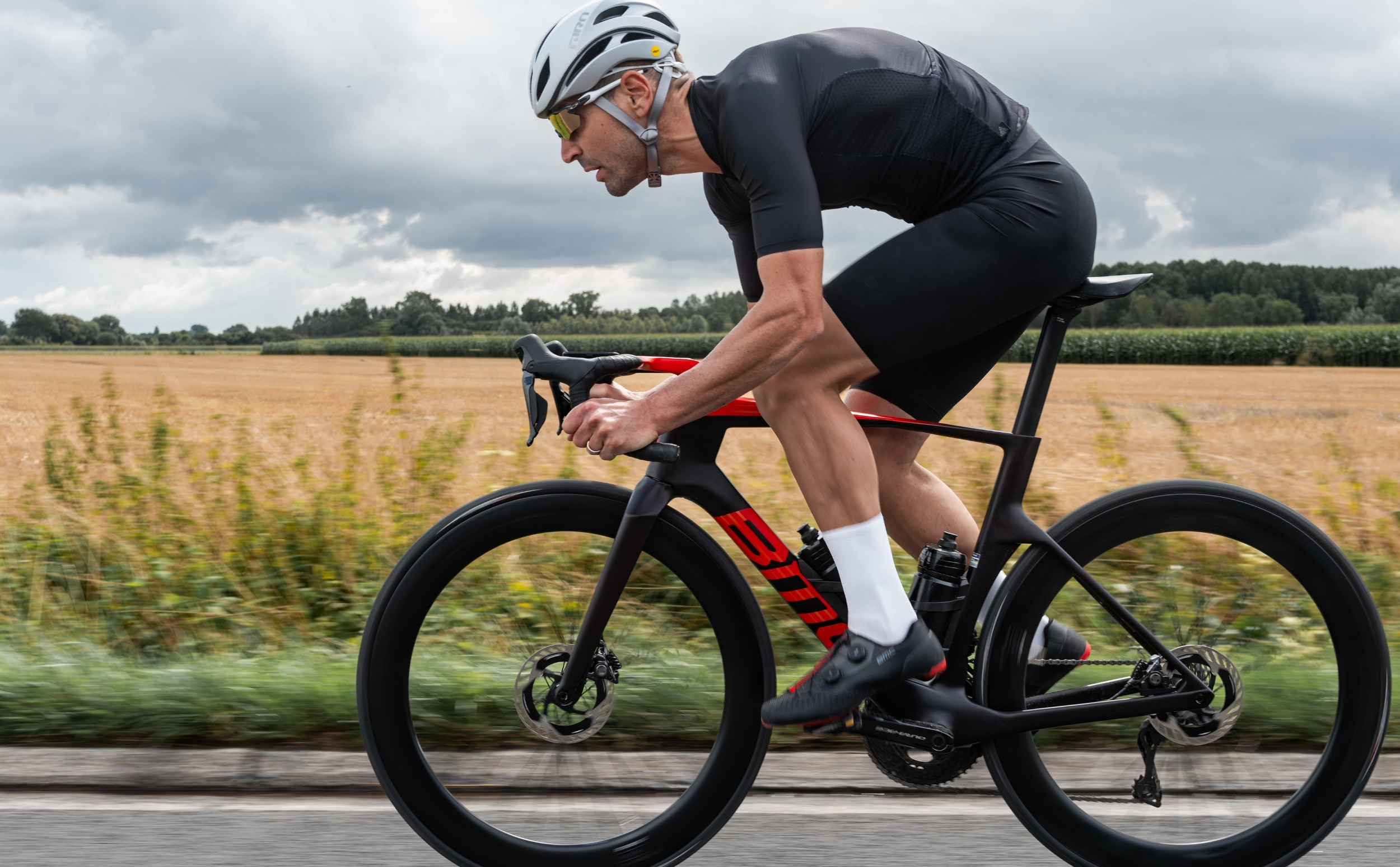 BMC Teammachine R01 TWO Shimano Dura Ace Di2 BMC Teammachine R01 TWO Shimano Dura Ace Di2 2024 Actionshot