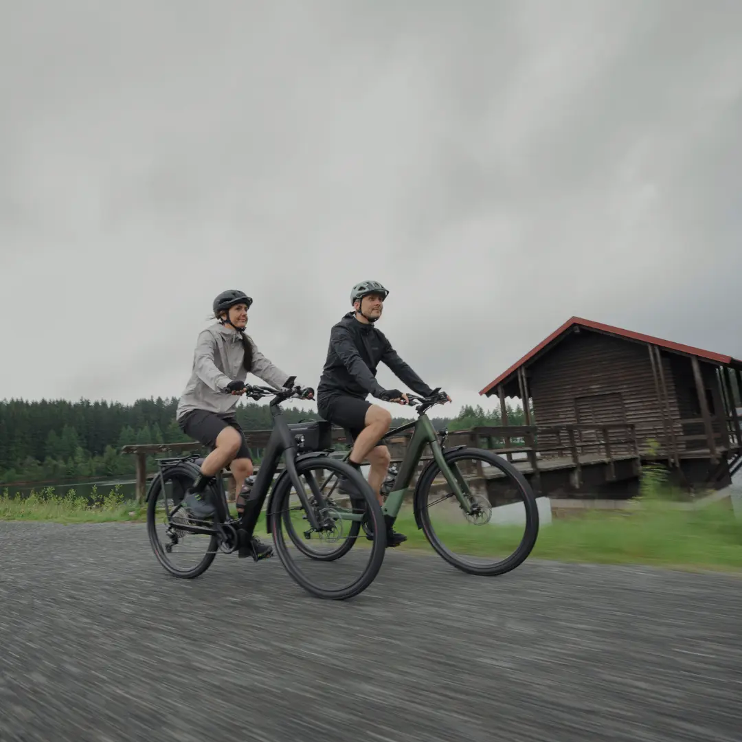 E-MTB´s Mann und Frau auf Ihren E-MTBs auf einem Schotterweg