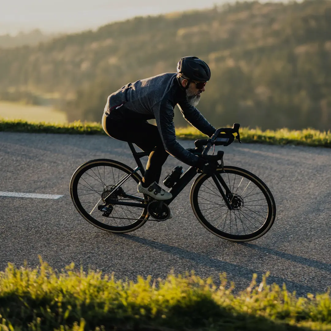 E-Rennräder Rennradfahrer auf einer Abfahrt in den Bergen