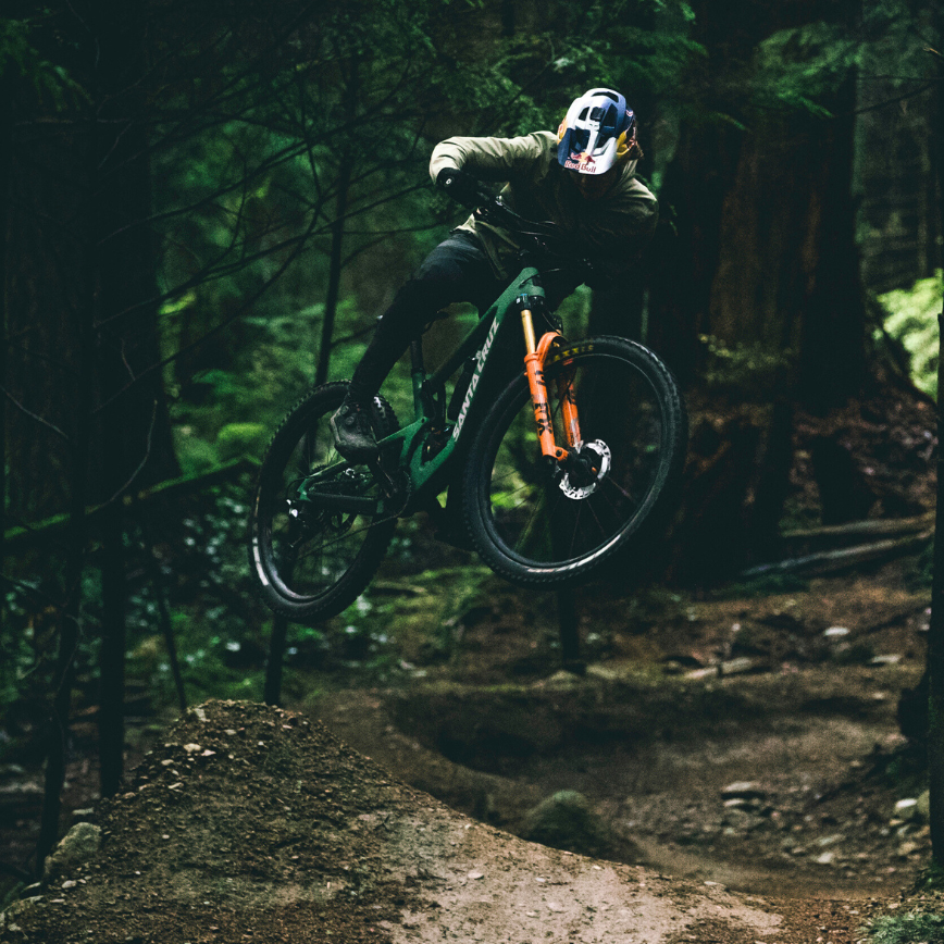 Jackson Goldstone auf einem Santa Cruz 5010 im Sprung Jackson Goldstone auf einem Santa Cruz 5010 im Sprung