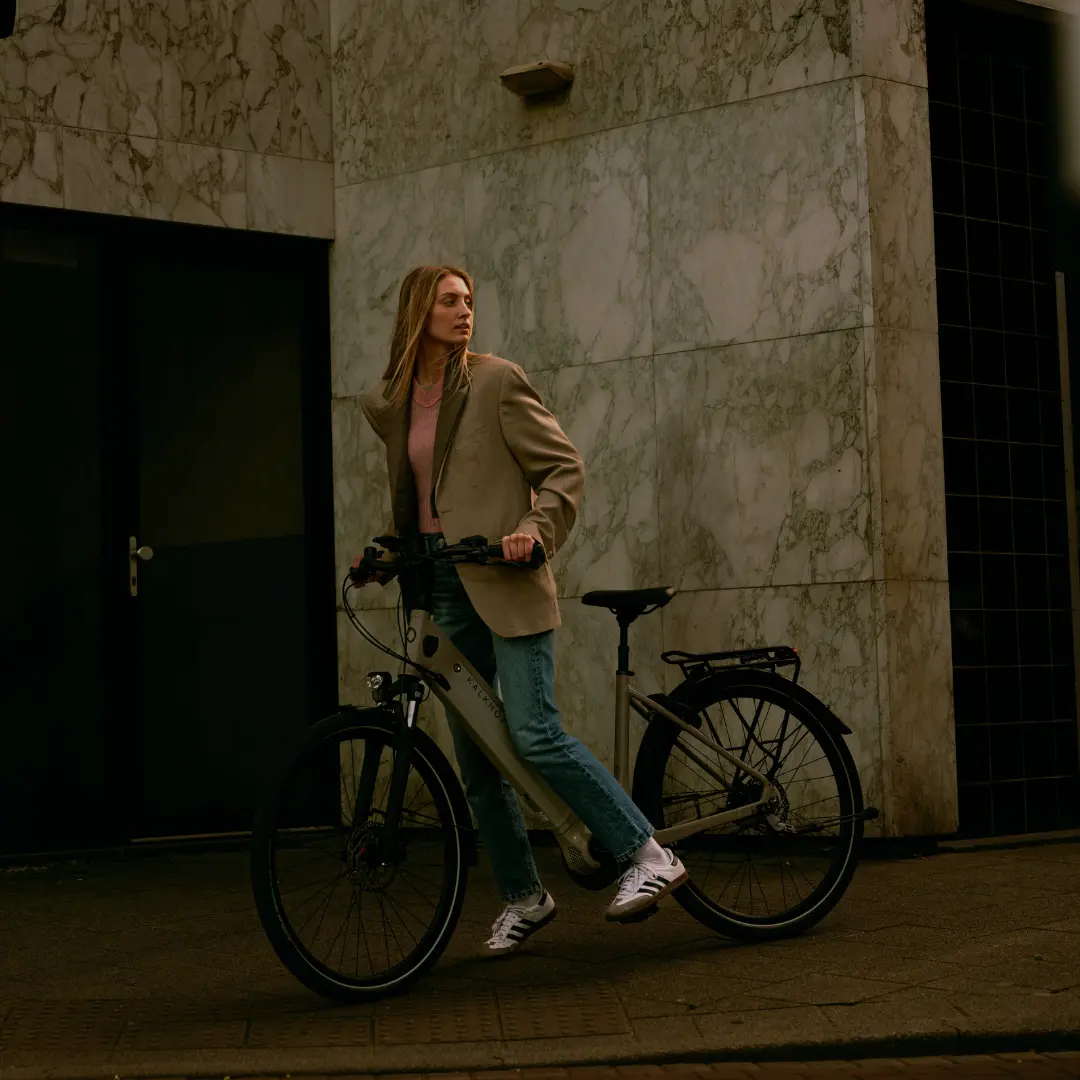 E-Bikes Dame auf einem E-Bike mit IndustrieStyle Hintergrund