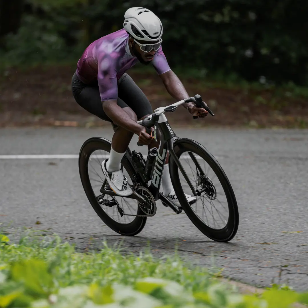 Rennräder Rennradfahrer auf einem BMC Rennrad in einer Kurve