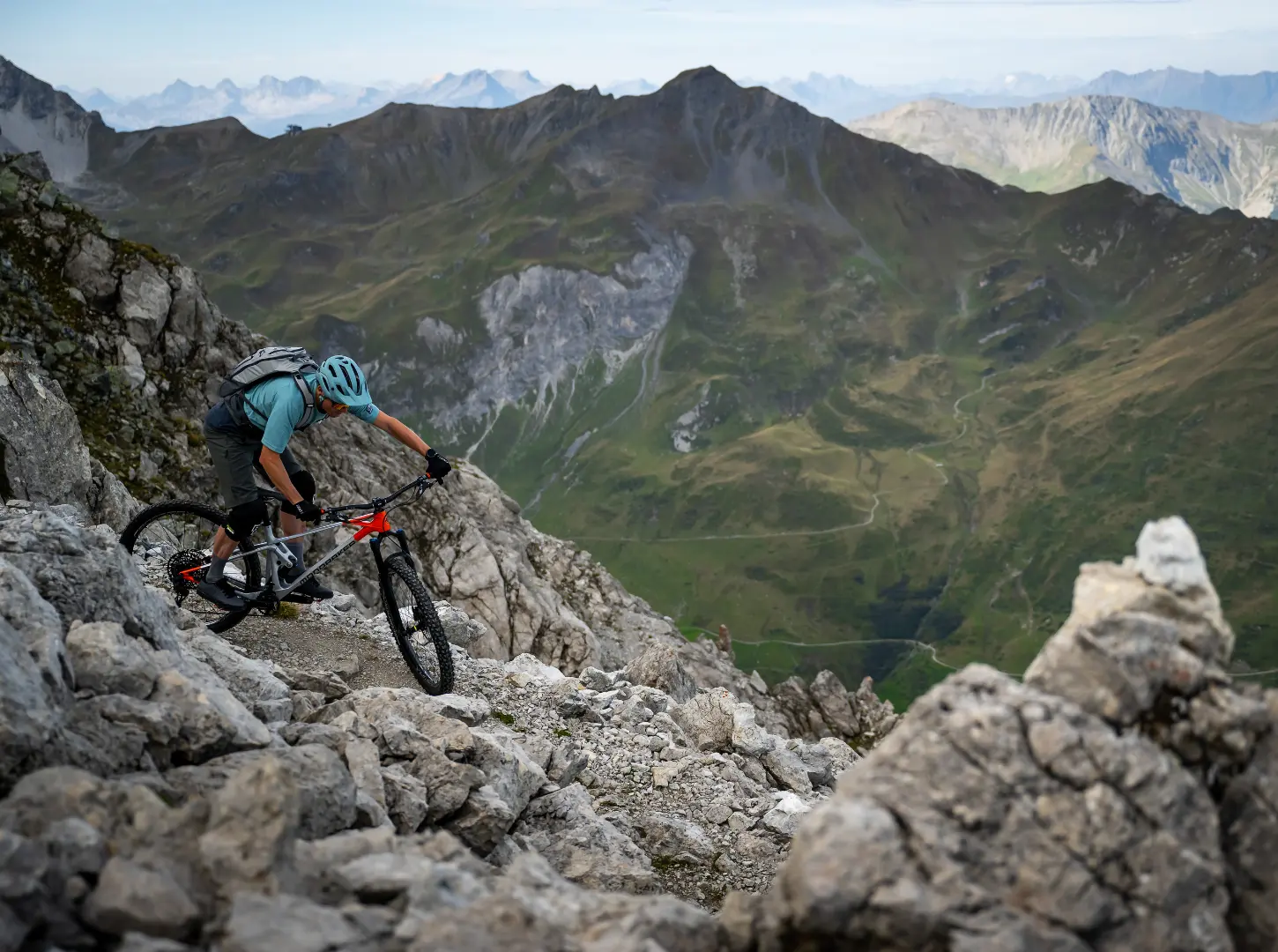 Mondraker Raze Actionshot Mondraker Raze Actionshot Mountainbiker in den Bergen