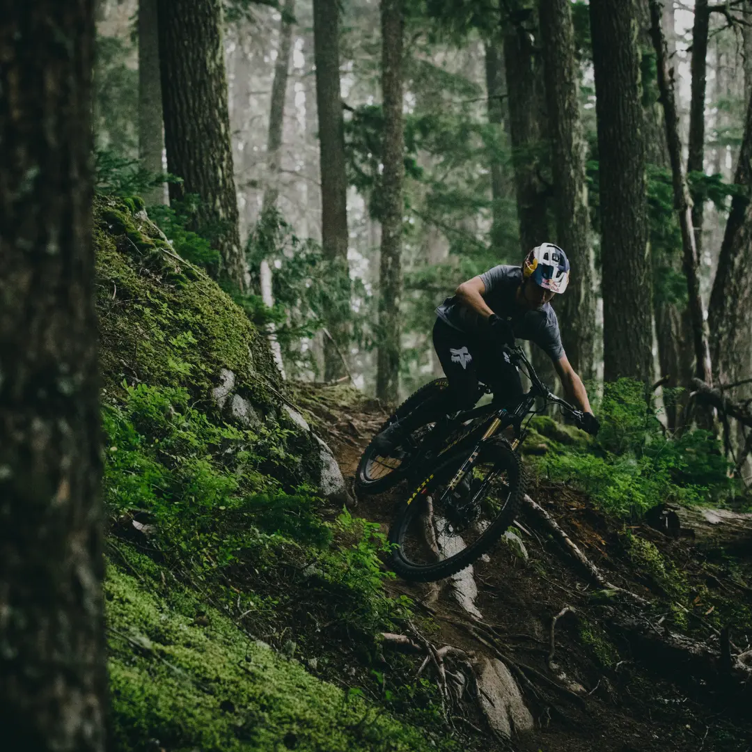 E-MTB Fully E-MTB Fahrer der einen Abhang mit Steinen hinunterfährt