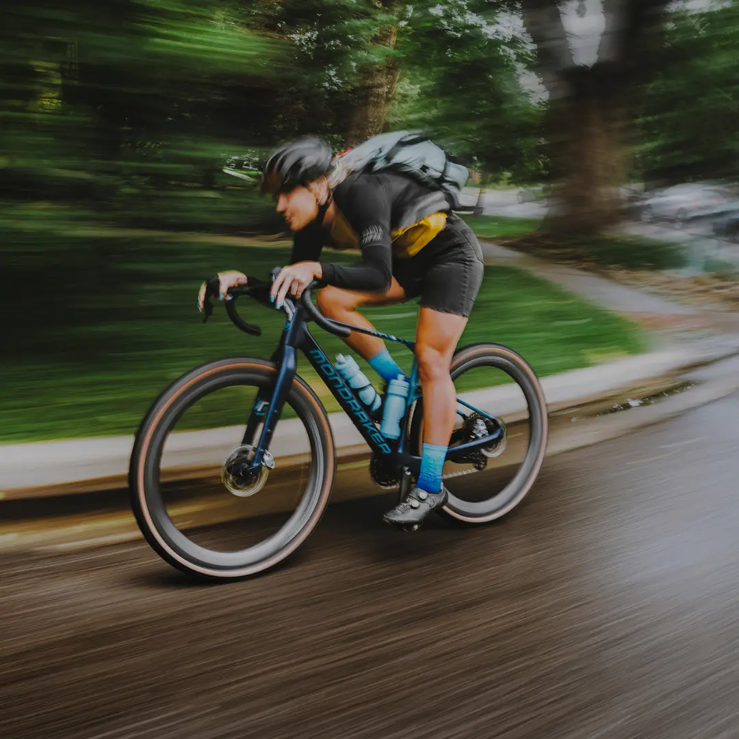 Gravel Bikes Frau auf einem Gravel Bike auf der Straße